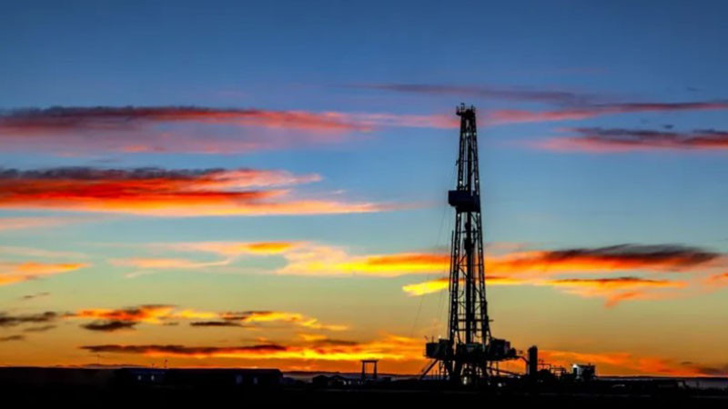 Петролът продължава да поскъпва, цената на американския лек суров петрол мина 111 долара за барел