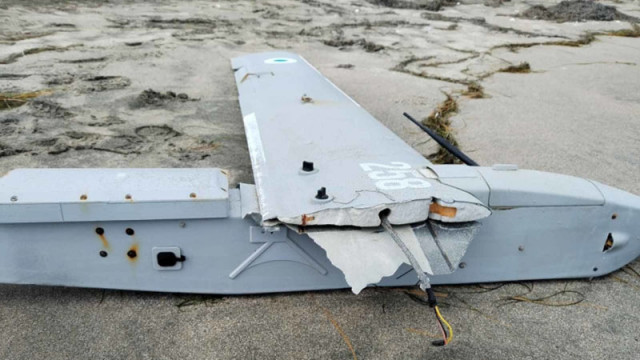 Морето изхвърли крило на боен дрон на плаж в Бургаско