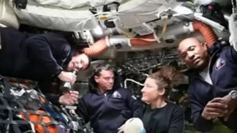 Екипажът на Artemis II изпрати селфи от Космоса