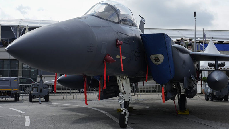 Един от пилотите на сваления над Иран американски изтребител е бил спасен от ВВС на САЩ