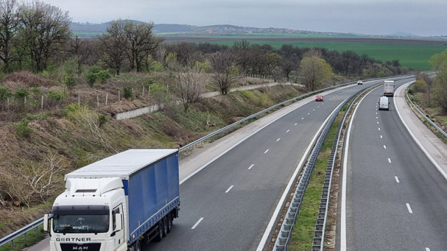 Камион помете и уби слязъл от колата си мъж на магистрала "Марица"