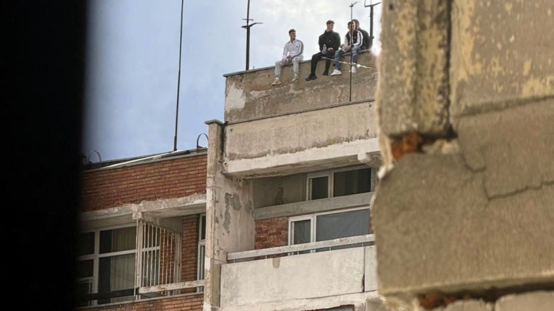Младежи седнаха на покривния ръб на 22-етажен блок в центъра на София (видео)