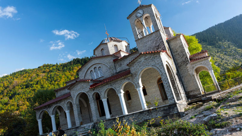 Църквата в Гърция, която в пъти по-наклонена кулата в Пиза