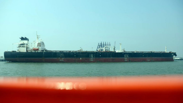 Индия твърди, че няма пречки за вноса на ирански петрол, но танкер е пренасочен за Китай