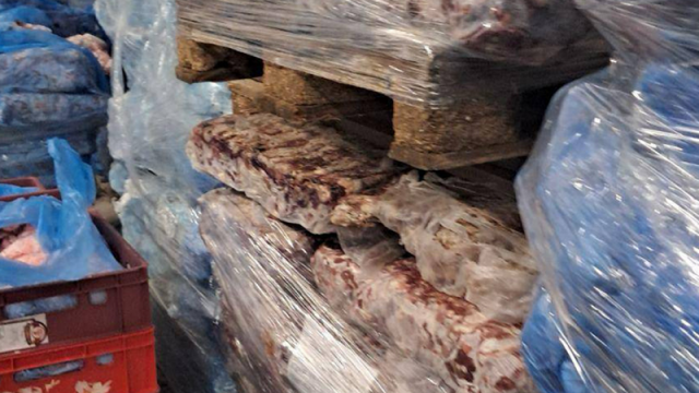 Унищожават над 6,5 тона храни, открити във фабрика за месо