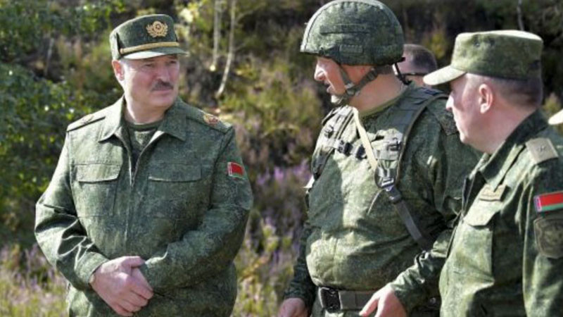 Заплаха и за страните от НАТО: Русия изгражда четири бази за далекобойни дронове в Беларус