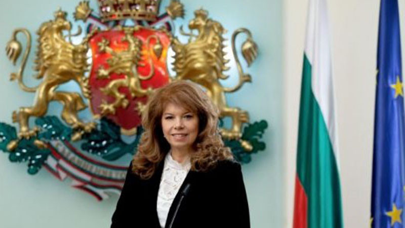 Йотова: Днес е празникът на хората с бели одежди, които са отдали себе си на нашето здраве