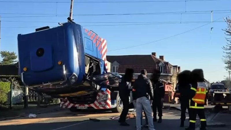 Машинист загина, 13 пътници са ранени при сблъсък на скоростен влак с камион в Северна Франция