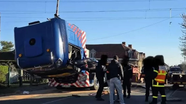 Машинист загина, 13 пътници са ранени при сблъсък на скоростен влак с камион в Северна Франция