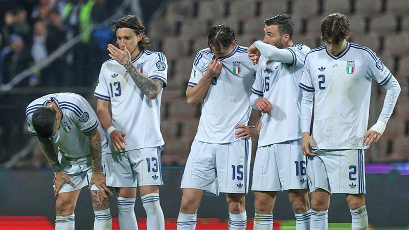 Скандал за премии разтърсил италианската съблекалня преди провала в Босна