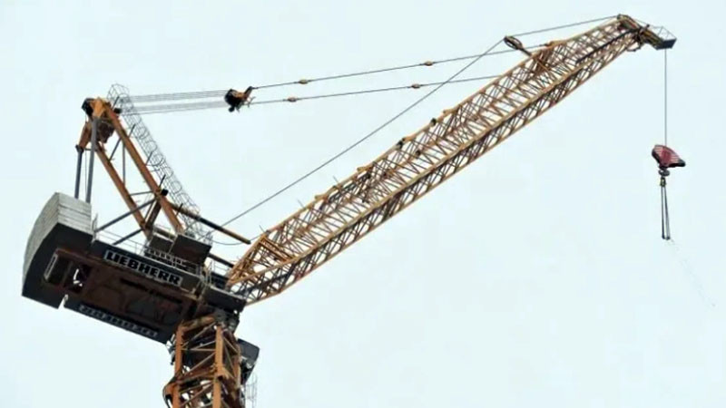 350-тонен кран се срути в Белград, един човек загина