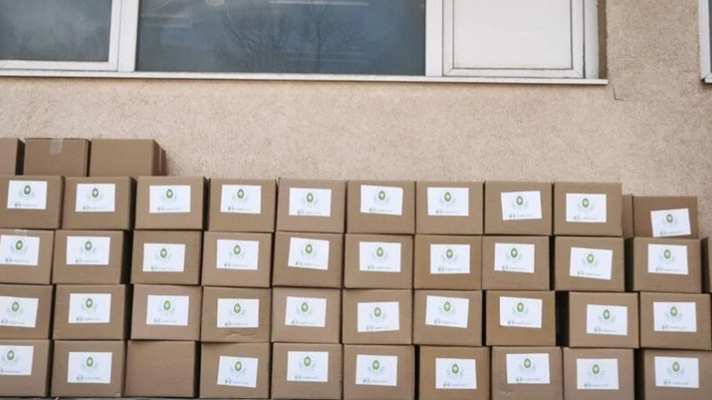 100 кашона с основни храни дарени на социални услуги във Варна