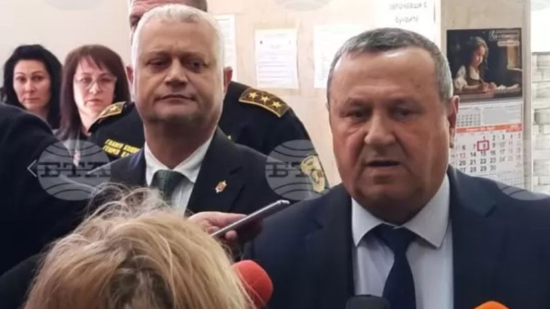 Цирк! Адемов, Дечев, Кандев и една стара снимка подлудиха БЧК в Хасково