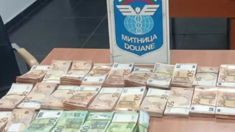 Митничари откриха близо 102 000 евро в арматурното табло на товарен камион