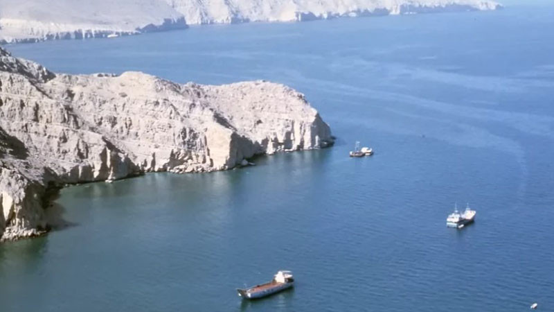 ЕК: Корабособствениците трябва да преценят дали да платят такса за преминаване през Ормузкия проток