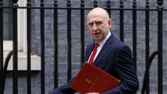 Лондон засече руска подводница "Акула" и две спецподводници в Атлантическия океан северно от Острова