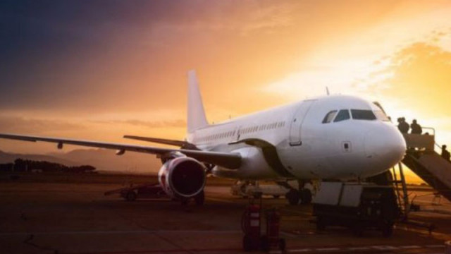 Светкавица удари самолет "Боинг" над Варна, няма пострадали