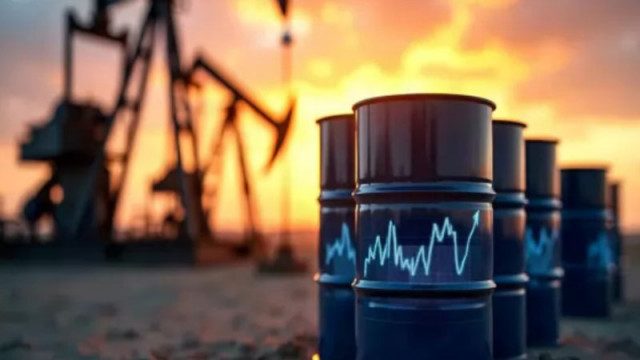 Bloomberg: Петролът поскъпва след най-големия спад от 2020 г., докато Ормуз остава блокиран