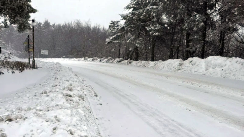 Сняг изненада шофьори преди Великден на прохода Шипка