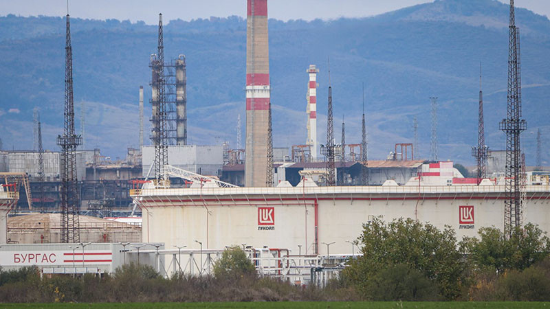 Според Зеленски санкциите срещу "Лукойл" са облекчени, за да продаде активите си у нас и Румъния