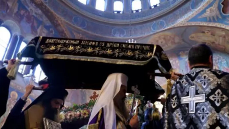 На Разпети петък: Миряни се поклониха пред светата плащаница по време на богослуженията