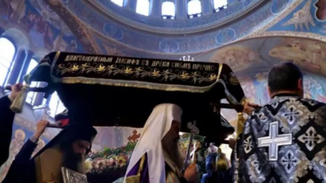 На Разпети петък: Миряни се поклониха пред светата плащаница по време на богослуженията