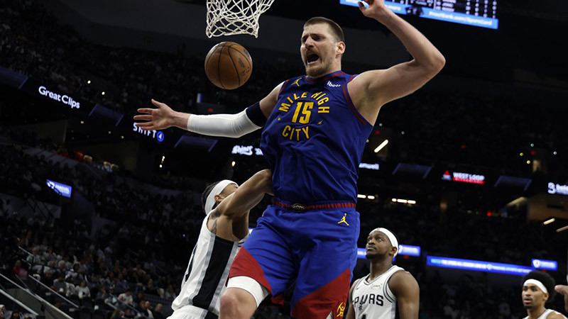 Йокич игра само едно полувреме заради правилата и пак си запази място в историята