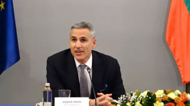 Гюров пак повтори, че "осем седмици управляваме като „опълченци“