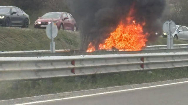 Кола се запали и предизвика километрично задръстване на пътя София-Перник