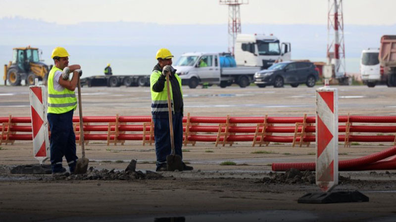 Тестваха обновената писта на летище Бургас със серия от излитания и кацания