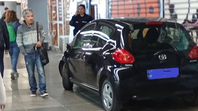 Автомобил без шофьор "паркира" в подлеза на Орлов мост (снимки)