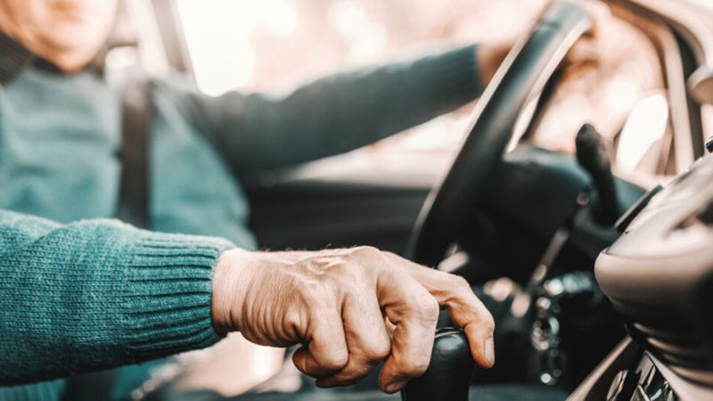 88-годишен без книжка и с кола без номера предизвика катастрофа в Свищов