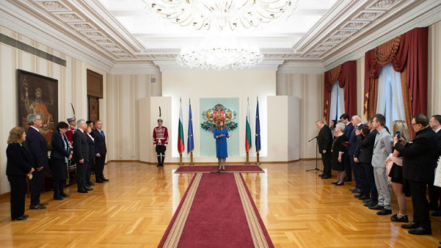 Държавният глава удостои с висши държавни отличия дейци на науката и образованието