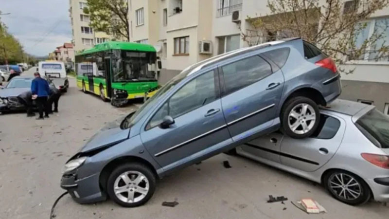 Електробус помете три коли в Хасково