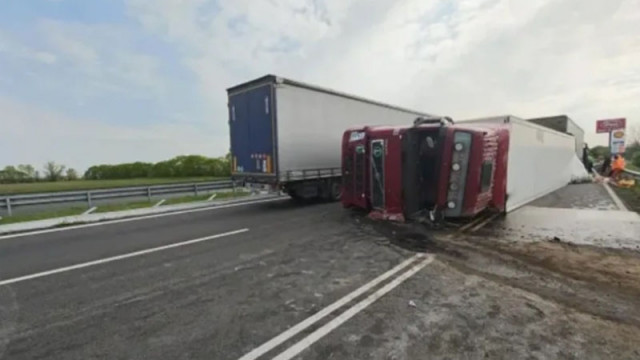 ТИР разсипа тонове картофи на „Тракия“ след зрелищна катастрофа