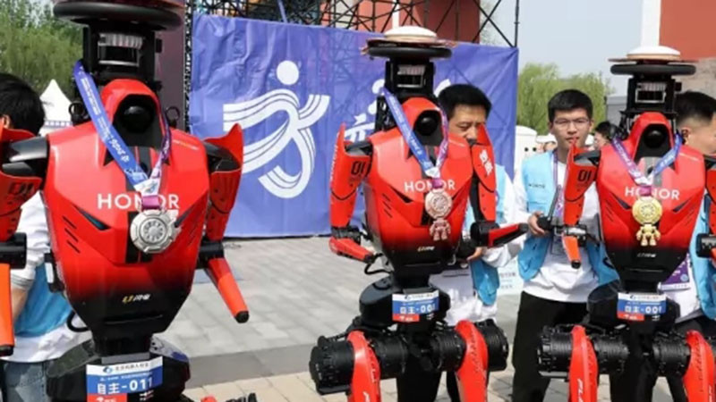 Хуманоиден робот надбяга хората на полумаратона в Пекин, но и бе по-бърз от световния рекорд