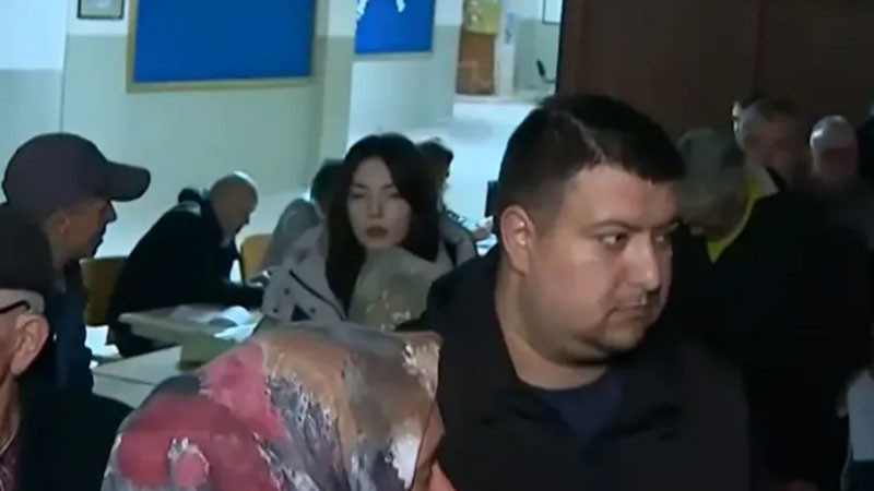 Очаквано в Турция се извиха опашки пред секциите