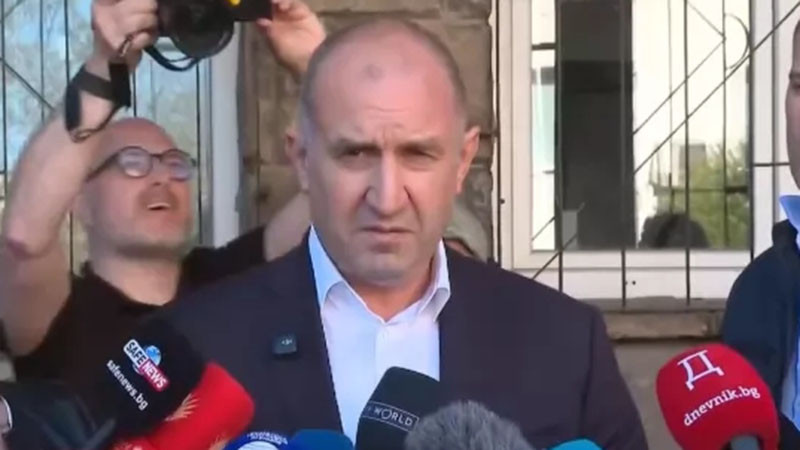 Радев с агитация в изборния ден, сочи партии, с които не иска да работи