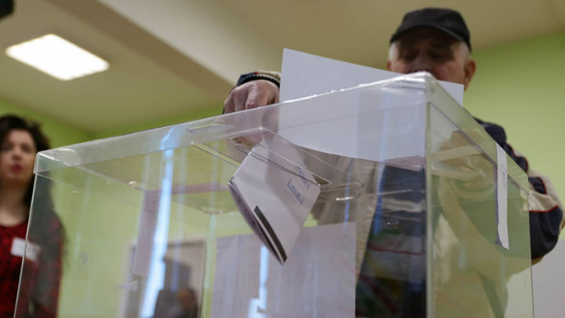 Във варненското село Неофит Рилски избирател бил блокирал машината