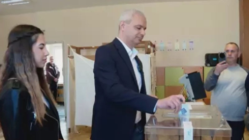 Костадинов гласувал за "свободна и независима България"