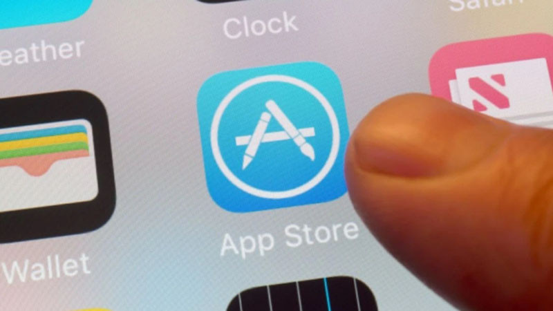 Google и Apple в центъра на скандал: Пуснаха приложения, които "събличат" хора