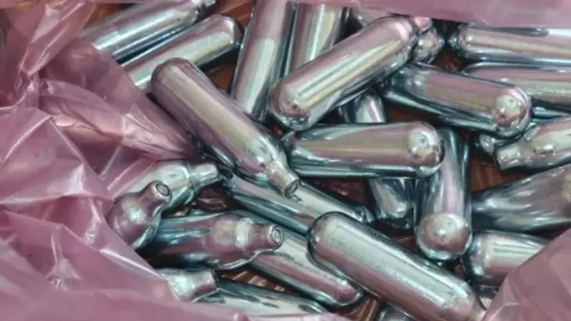 Младежи цакат по 40 кинта за флакон райски газ след работа