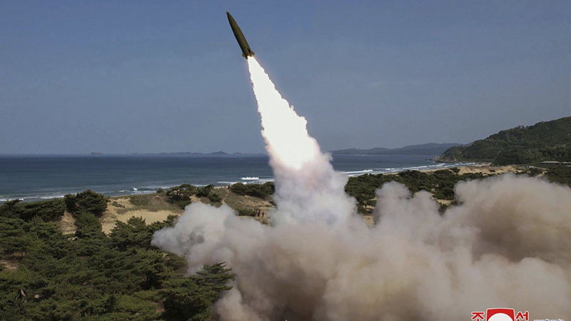 Ким Чен-ун наблюдава изстрелването на нови 5 балистични ракети