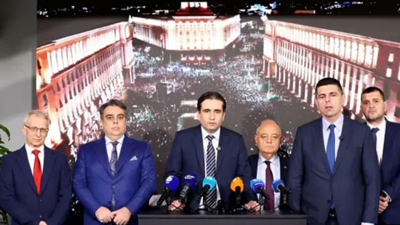 ПП-ДБ постла „зелен“ килим на Румен Радев и се самоизолира пак в „жълтопаветния си балон“