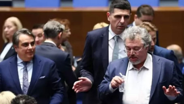 Асен Василев написа некролога на „Демократична България“