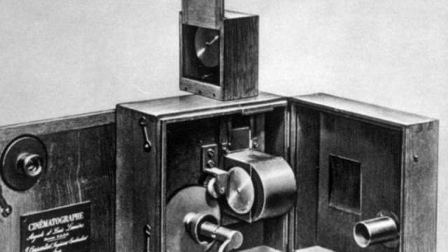 На 23 април 1896 г. се състои първата публична кинопрожекция