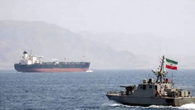 Петролът поскъпна с 4% заради блокирания Ормузки проток