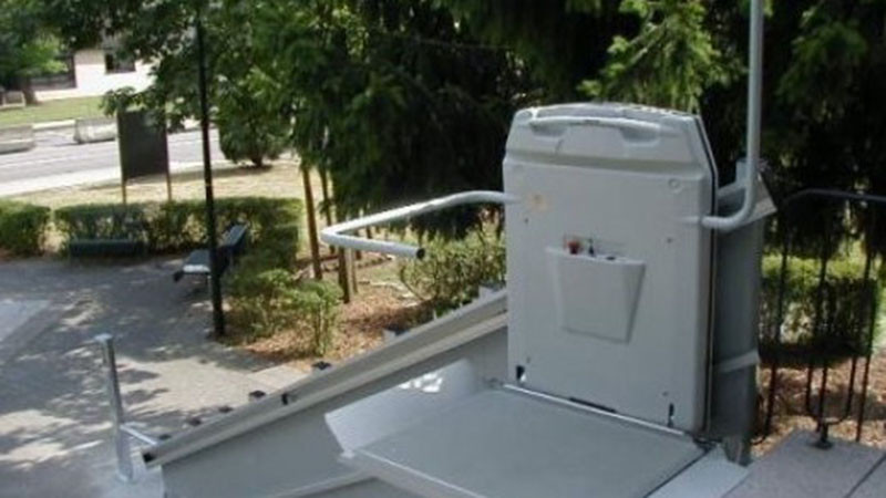 Във Варна купуват мобилни стълбищни платформи за хора с увреждания