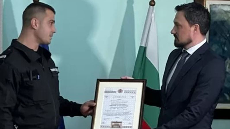 След героичната му постъпка: Наградиха полицая, спасил хора от автобуса край ГКПП „Малко Търново