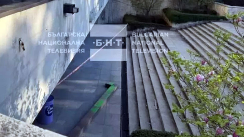 Момче на 15 г. е в кома след срутване на парапет в НДК